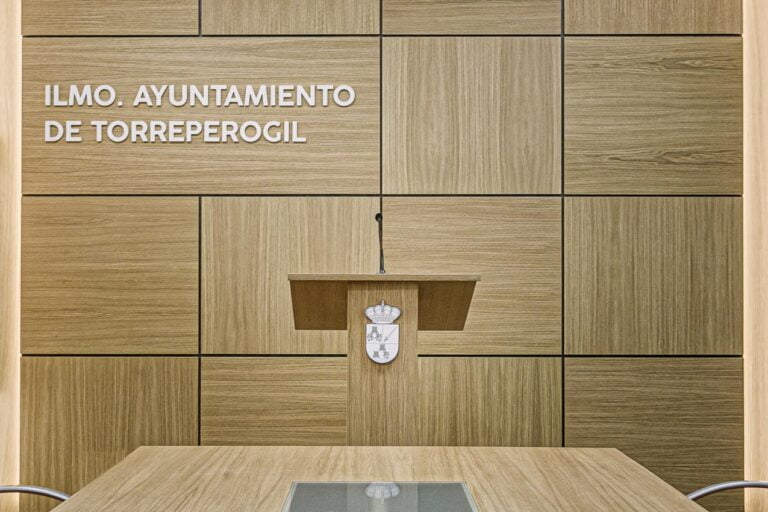 es comerciales para salas de reuniones.Reforma de la sala de prensa del Ayuntamiento de Torreperogil