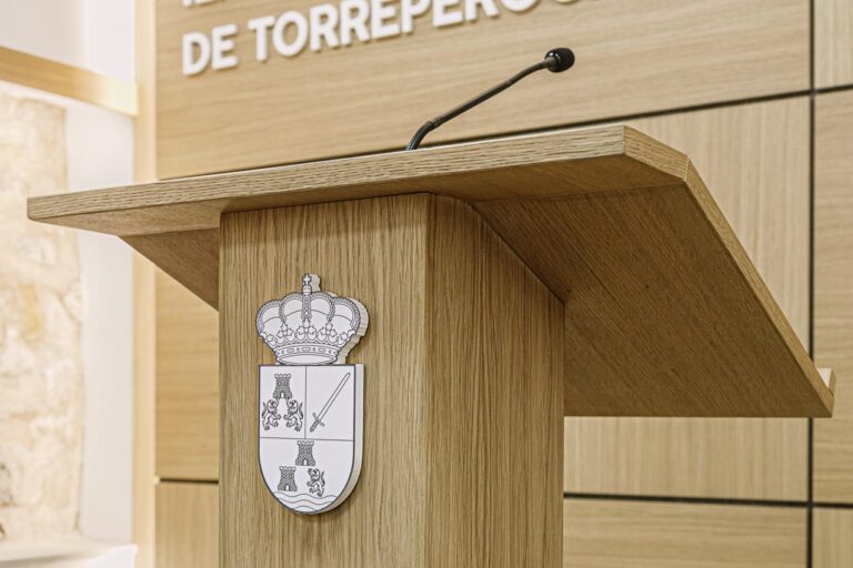 es comerciales para salas de reuniones.Reforma de la sala de prensa del Ayuntamiento de Torreperogil