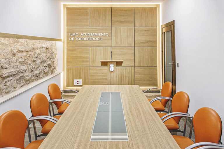 Instalaciones comerciales para salas de reuniones.Reforma de la sala de prensa del Ayuntamiento de Torreperogil